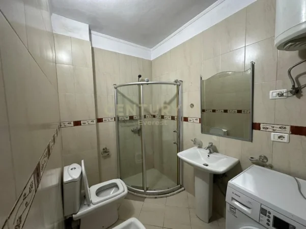 Tirane, jepet me qera apartament 2+1 Kati 2, 120 m² 530 € 
