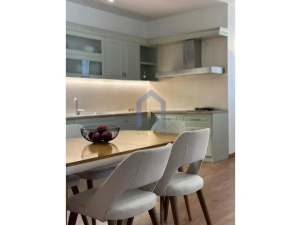 Tirane, jepet me qera apartament 3+1+Aneks+Ballkon Kati 7, 220 m² 1.600 € (Apartament 3+1 per qira tek Komuna e Parisit)