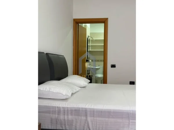 Tirane, jepet me qera apartament 3+1+Aneks+Ballkon Kati 7, 220 m² 1.600 € (Apartament 3+1 per qira tek Komuna e Parisit)