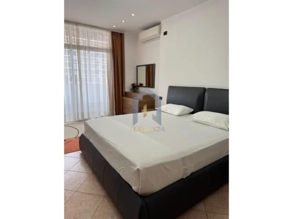 Tirane, jepet me qera apartament 3+1+Aneks+Ballkon Kati 7, 220 m² 1.600 € (Apartament 3+1 per qira tek Komuna e Parisit)