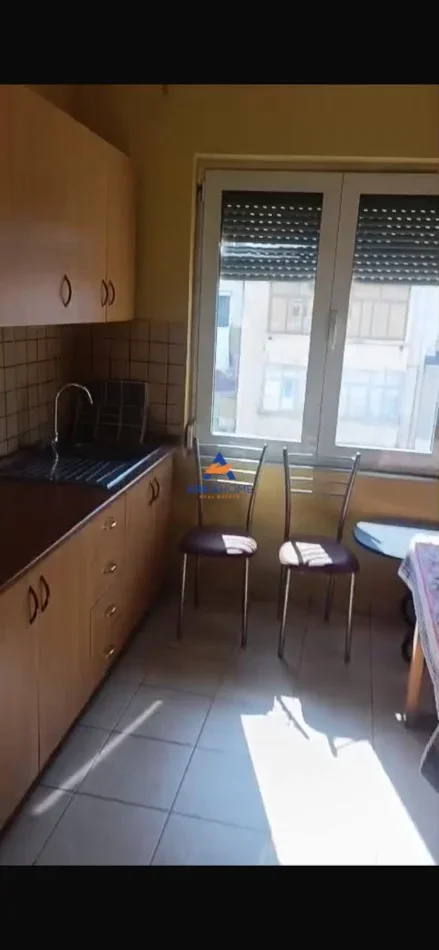 Tirane, jepet me qera apartament 2+1+Ballkon Kati 4, 92 m² 800 € 