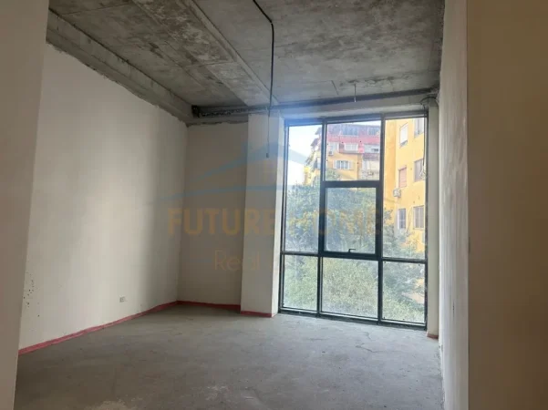 Tirane, shitet ambjent biznesi Kati 0, 82 m² (LAKE VIEW)