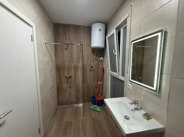 Tirane, jepet me qera apartament 1+1 Kati 8, 75 m² 640 € (KOPSHTI BOTANIK)