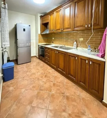 Tirane, jepet me qera apartament 2+1 Kati 2, 95 m² 450 € (Kthesa e kamzes)