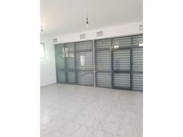 Tirane, jepet me qera ambjent biznesi Kati 0, 83 m² 500 € (Unaza lindore Farke)