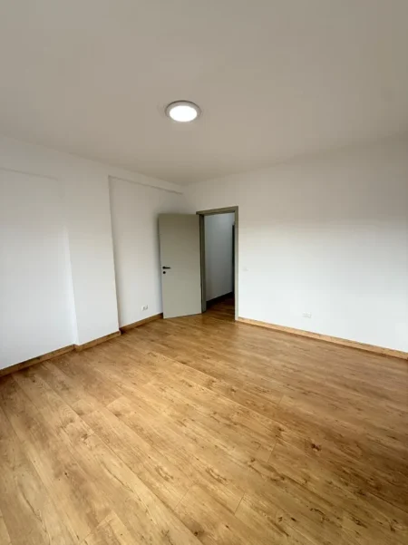 Shqiperi, jepet me qera apartament 2+1 Kati 4, 109 m² 1.000 € (BLLOKU)