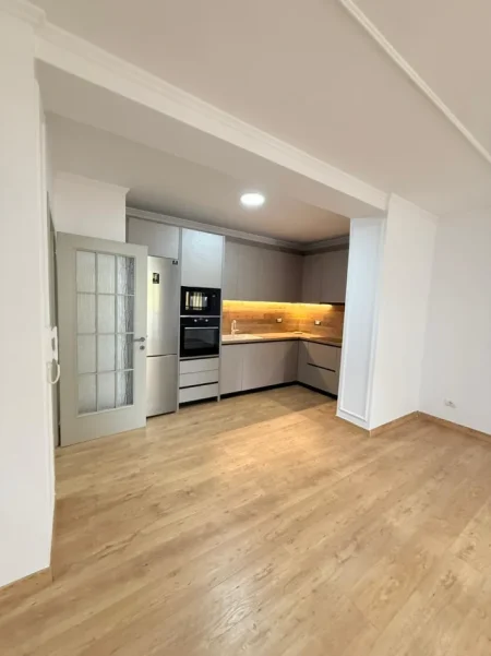 Shqiperi, jepet me qera apartament 2+1 Kati 4, 109 m² 1.000 € (BLLOKU)