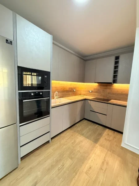 Shqiperi, jepet me qera apartament 2+1 Kati 4, 109 m² 1.000 € (BLLOKU)