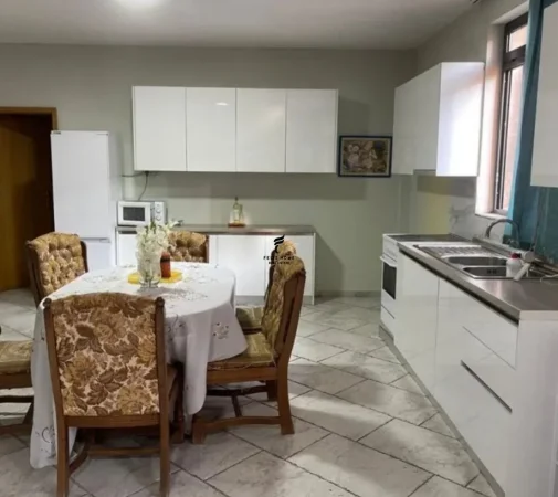 Tirane, jepet me qera apartament 2+1 Kati 1, 140 m² 650 € (PAZARI I RI)