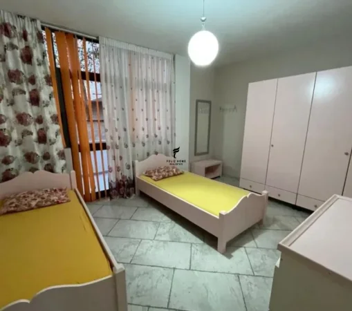 Tirane, jepet me qera apartament 2+1 Kati 1, 140 m² 650 € (PAZARI I RI)