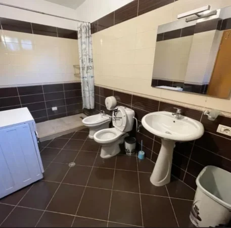 Tirane, jepet me qera apartament 2+1 Kati 1, 140 m² 650 € (PAZARI I RI)