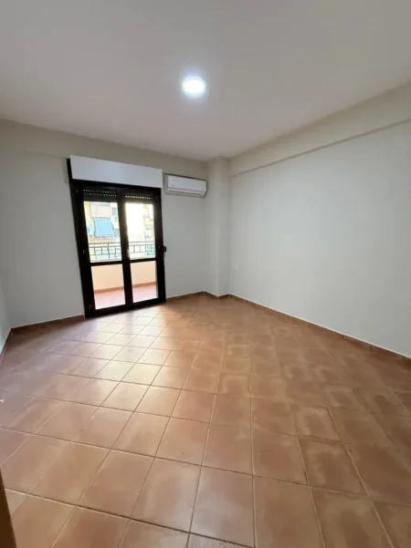 Tirane, jepet me qera zyre Kati 3, 140 m² 800 € (RRETHI KOMUNES PARISIT)