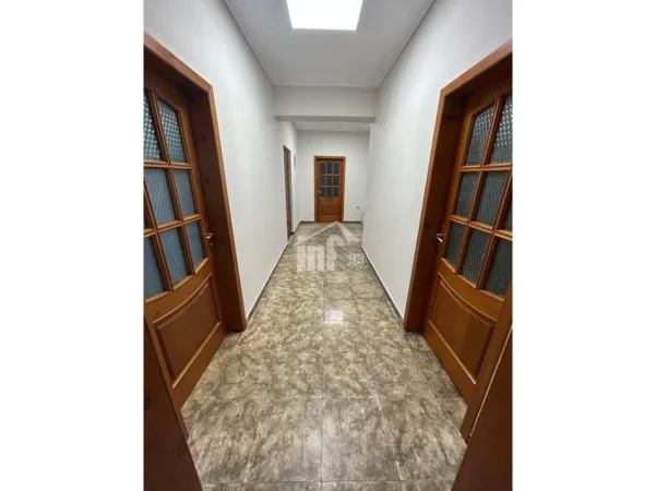 Tirane, jepet me qera zyre Kati 2, 121 m² 1.200 € (PRANË GJIMNAZIT “ISMAIL QEMALI”, BULEVARDI “ZHAN D’ARK”)