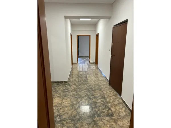 Tirane, jepet me qera zyre Kati 2, 121 m² 1.200 € (PRANË GJIMNAZIT “ISMAIL QEMALI”, BULEVARDI “ZHAN D’ARK”)