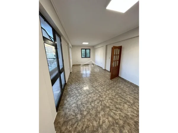 Tirane, jepet me qera zyre Kati 2, 121 m² 1.200 € (PRANË GJIMNAZIT “ISMAIL QEMALI”, BULEVARDI “ZHAN D’ARK”)