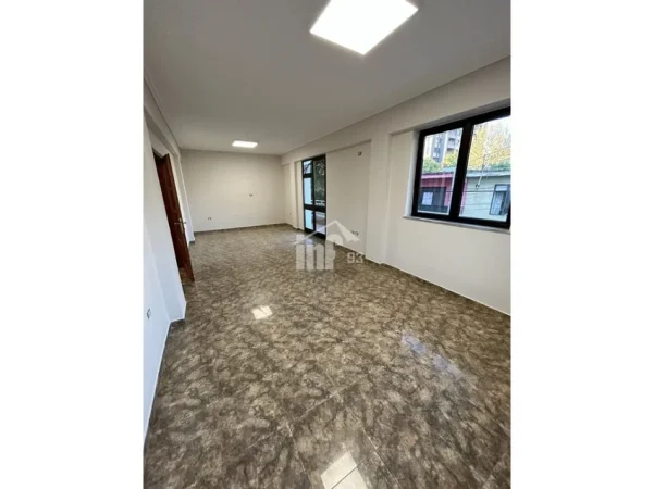 Tirane, jepet me qera zyre Kati 2, 121 m² 1.200 € (PRANË GJIMNAZIT “ISMAIL QEMALI”, BULEVARDI “ZHAN D’ARK”)