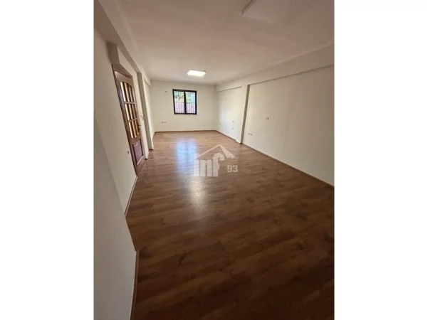 Tirane, jepet me qera zyre Kati 2, 121 m² 1.200 € (PRANË GJIMNAZIT “ISMAIL QEMALI”, BULEVARDI “ZHAN D’ARK”)