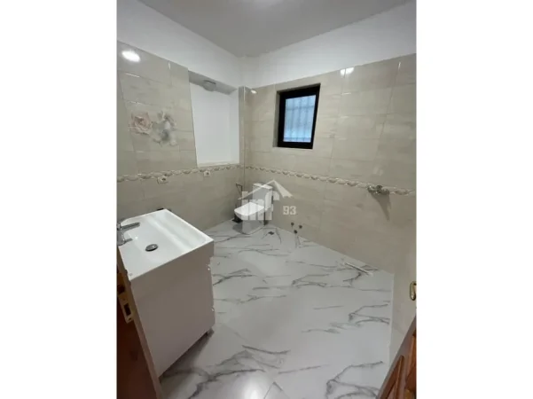 Tirane, jepet me qera zyre Kati 2, 121 m² 1.200 € (PRANË GJIMNAZIT “ISMAIL QEMALI”, BULEVARDI “ZHAN D’ARK”)