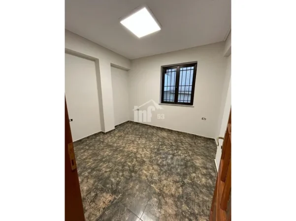Tirane, jepet me qera zyre Kati 2, 121 m² 1.200 € (PRANË GJIMNAZIT “ISMAIL QEMALI”, BULEVARDI “ZHAN D’ARK”)