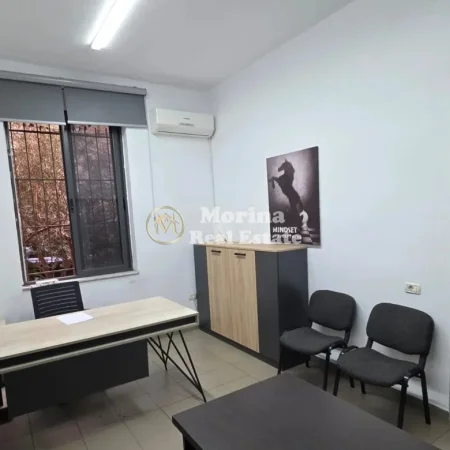 Tirane, jepet me qera ambjent biznesi Kati 0, 24 m² 500 € (Kinema Agimi, Blloku)