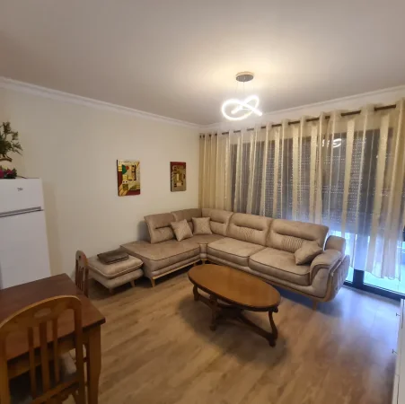 Porcelan te Klan TV, jap me qera1+1 te mobiluar,Kati 6, 75 m², 50000 Leke, (Klan Tv)