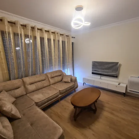 Porcelan te Klan TV, jap me qera1+1 te mobiluar,Kati 6, 75 m², 50000 Leke, (Klan Tv)