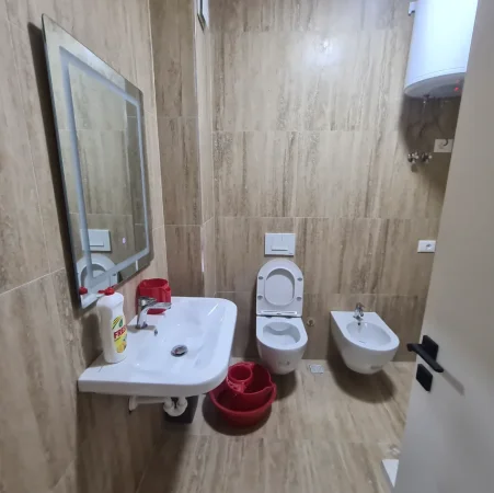 Porcelan te Klan TV, jap me qera1+1 te mobiluar,Kati 6, 75 m², 50000 Leke, (Klan Tv)