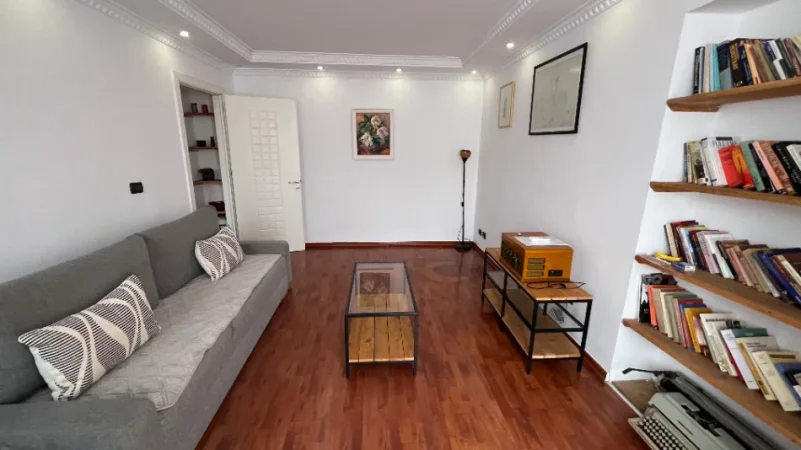 Tirane, jepet me qera apartament 1+1 Kati 3, 76 m² 700 € (piazza, qender)