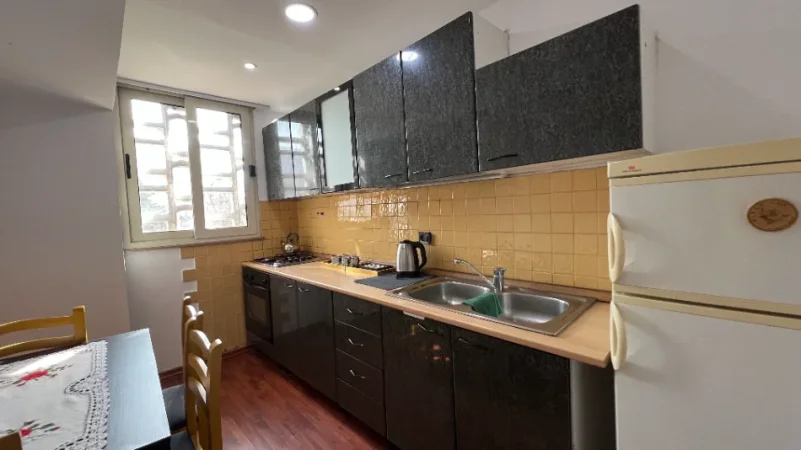 Tirane, jepet me qera apartament 1+1 Kati 3, 76 m² 700 € (piazza, qender)