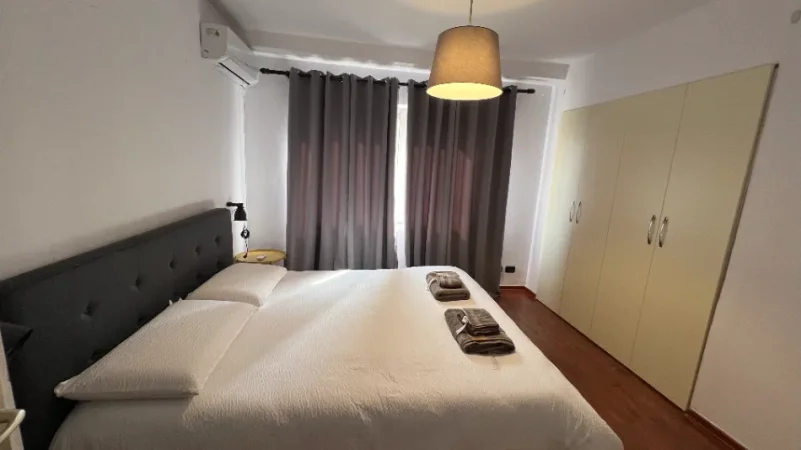 Tirane, jepet me qera apartament 1+1 Kati 3, 76 m² 700 € (piazza, qender)