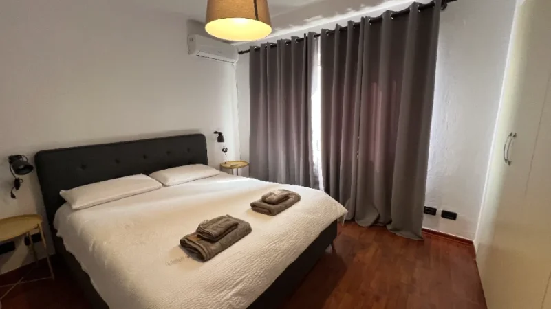 Tirane, jepet me qera apartament 1+1 Kati 3, 76 m² 700 € (piazza, qender)