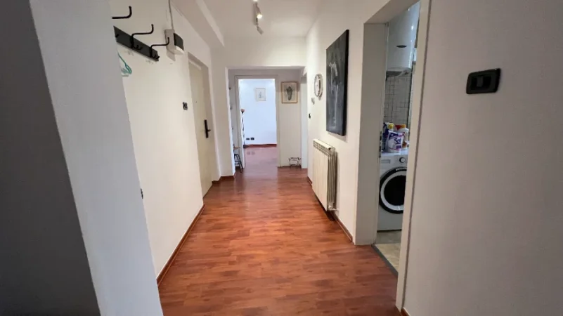 Tirane, jepet me qera apartament 1+1 Kati 3, 76 m² 700 € (piazza, qender)