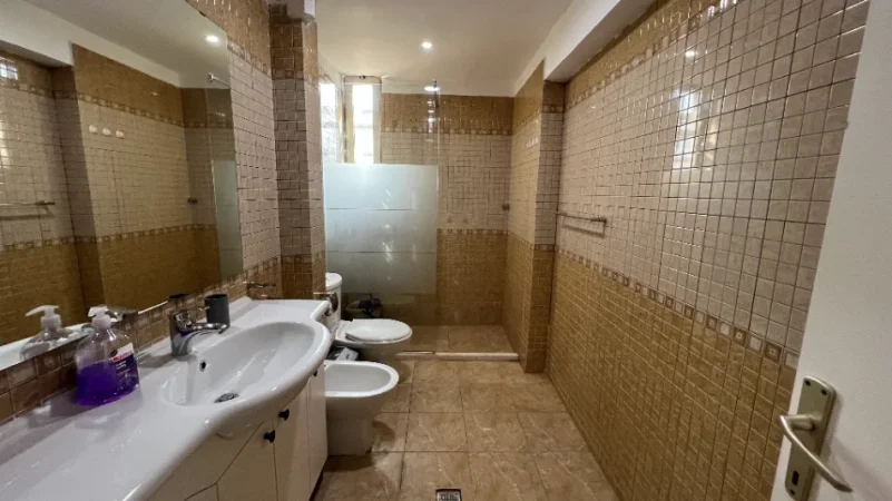Tirane, jepet me qera apartament 1+1 Kati 3, 76 m² 700 € (piazza, qender)