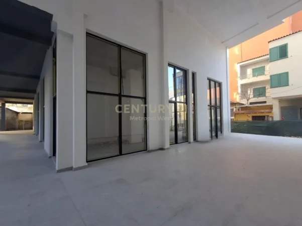 Tirane, jepet me qera ambjent biznesi Kati 0, 140 m² 3.000 € (Rruga Bardhyl)