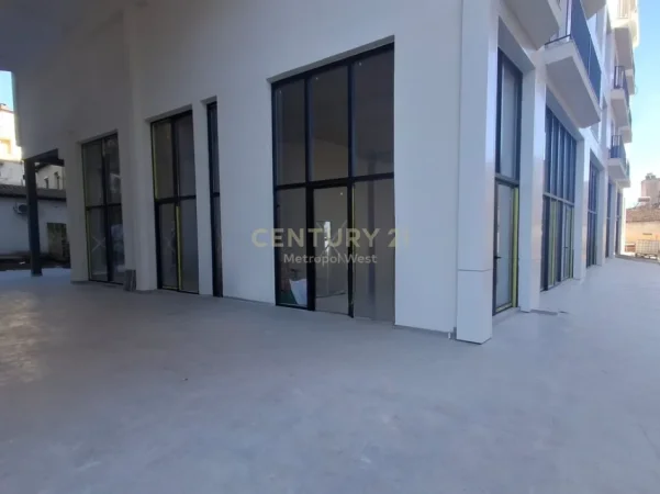 Tirane, jepet me qera ambjent biznesi Kati 0, 140 m² 3.000 € (Rruga Bardhyl)