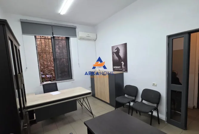 Tirane, jepet me qera zyre Kati 0, 24 m² 520 € 