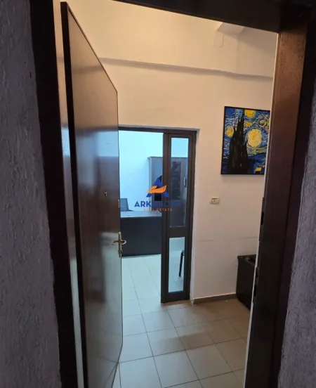 Tirane, jepet me qera zyre Kati 0, 24 m² 520 € 