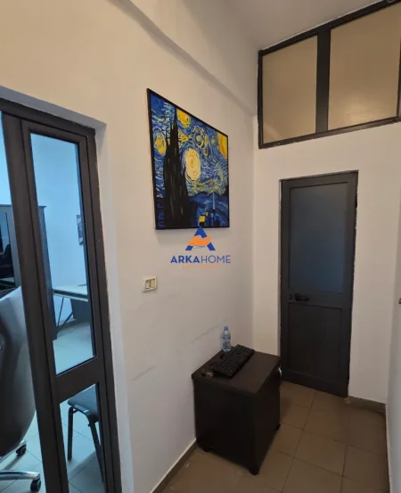 Tirane, jepet me qera zyre Kati 0, 24 m² 520 € 