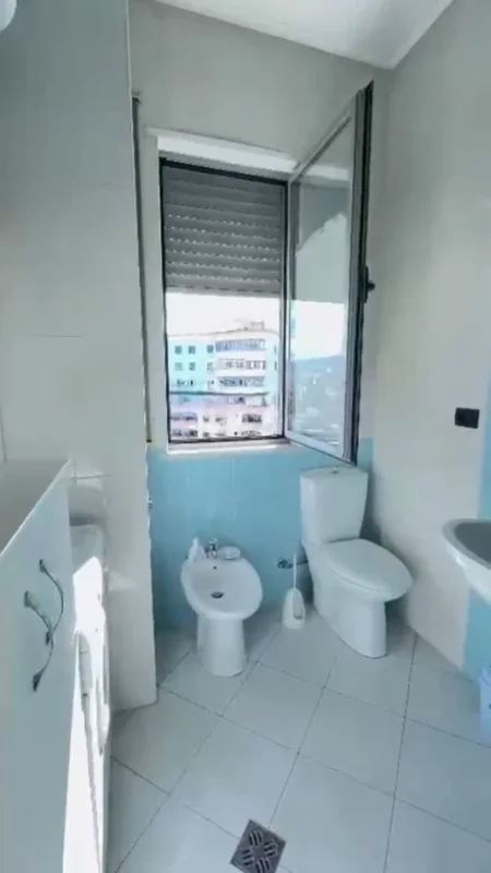 Tirane, jepet me qera apartament 1+1+Ballkon Kati 7, 60 m² 700 € (Pazari i Ri)