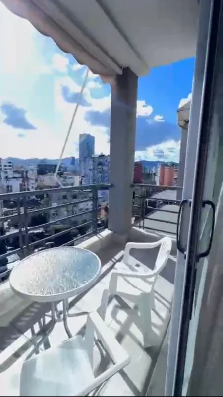 Tirane, jepet me qera apartament 1+1+Ballkon Kati 7, 60 m² 700 € (Pazari i Ri)