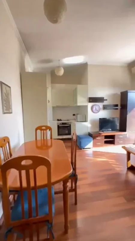 Tirane, jepet me qera apartament 1+1+Ballkon Kati 7, 60 m² 700 € (Pazari i Ri)