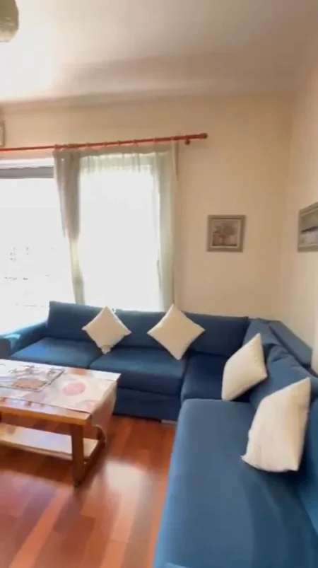 Tirane, jepet me qera apartament 1+1+Ballkon Kati 7, 60 m² 700 € (Pazari i Ri)
