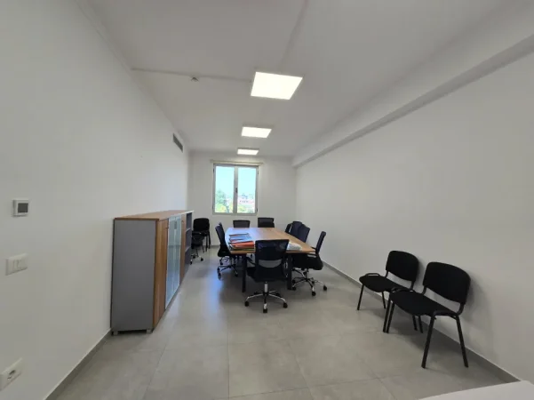 Tirane, jepet me qera ambjent biznesi , 1.500 m² 13.400 € (BULEVARDI GJERGJ FISHTA)