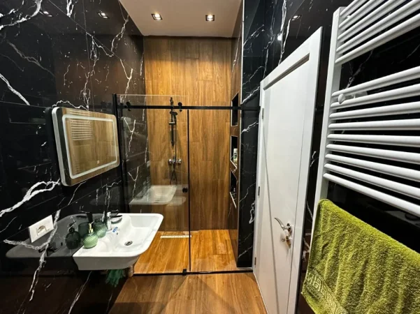 Tirane, jepet me qera apartament 1+1+Ballkon Kati 5, 66 m² 850 € (Rruga e Kavajes) Square21