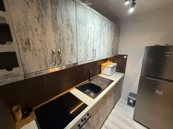 Tirane, jepet me qera apartament 1+1 Kati 1, 70 m² 55.000 € (Rruga e Dibres)