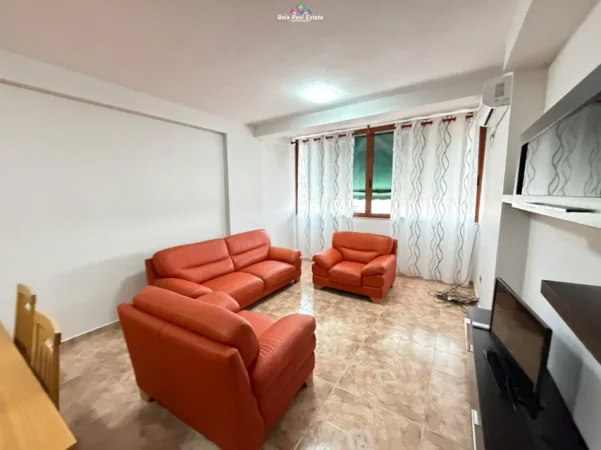 Tirane, jepet me qera apartament 2+1 Kati 10, 100 m² 500 € (Rruga e Kavajes, prane Kishes Katolike)