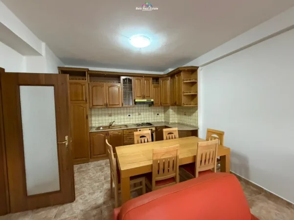 Tirane, jepet me qera apartament 2+1 Kati 10, 100 m² 500 € (Rruga e Kavajes, prane Kishes Katolike)