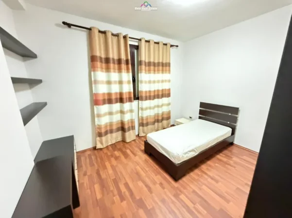 Tirane, jepet me qera apartament 2+1 Kati 10, 100 m² 500 € (Rruga e Kavajes, prane Kishes Katolike)