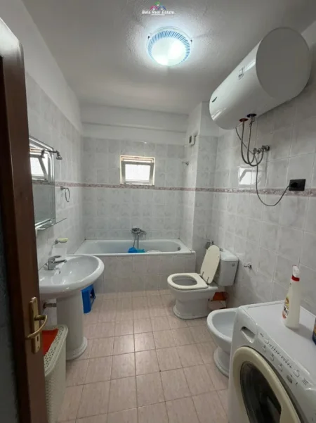Tirane, jepet me qera apartament 2+1 Kati 10, 100 m² 500 € (Rruga e Kavajes, prane Kishes Katolike)
