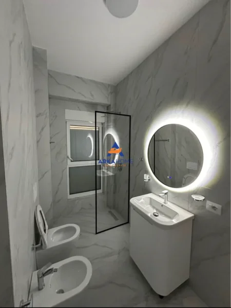 Tirane, jepet me qera apartament 1+1+Ballkon Kati 7, 55 m² 552 € 